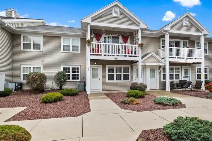 Summit Knolls Apartments & Townhomes, an apartment complex in Webster