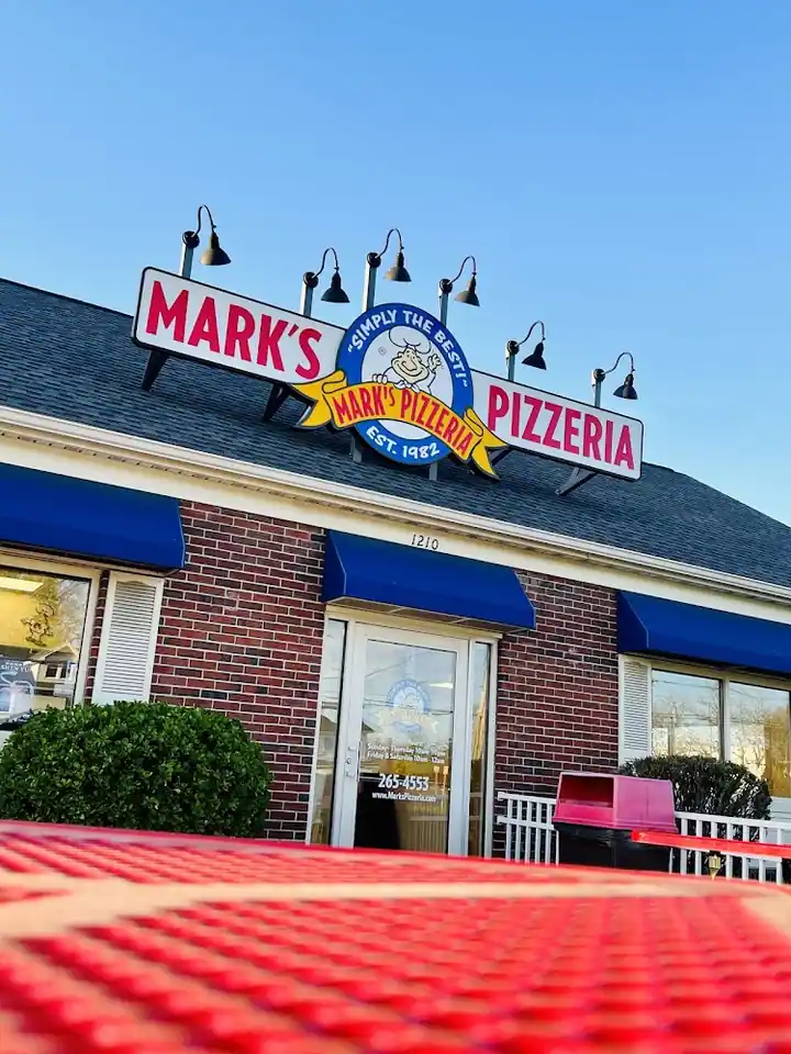 Mark's Pizzeria, a restaurant in Webster