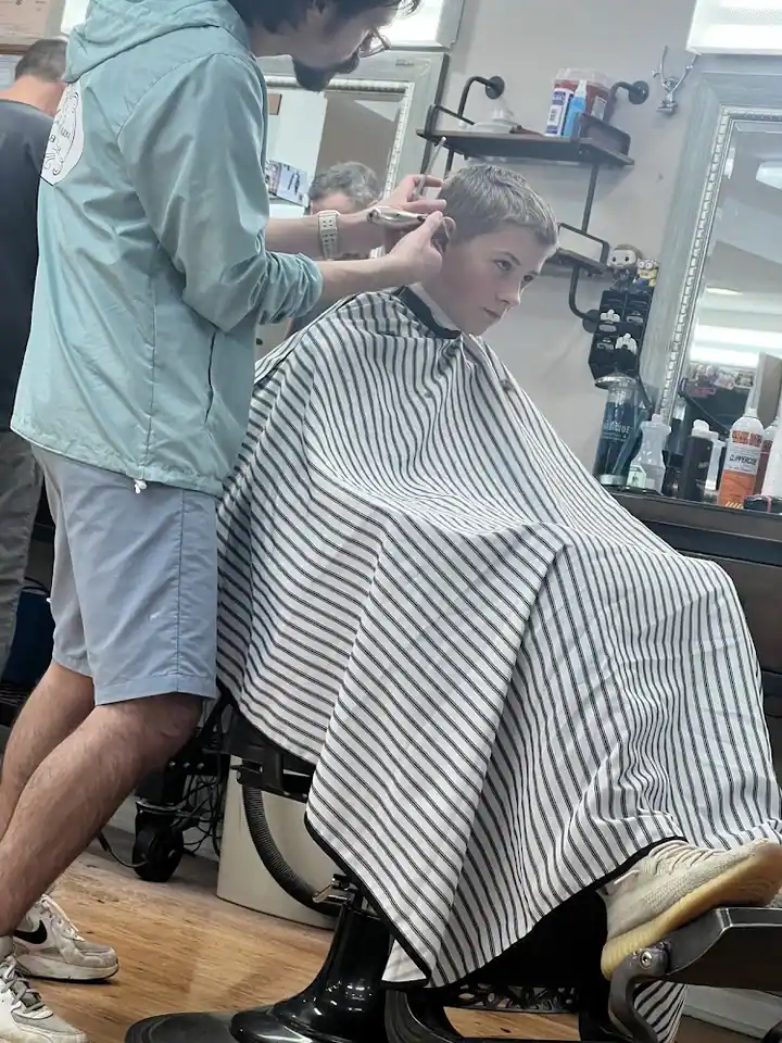 Comb & Razor, a barber shop in Webster