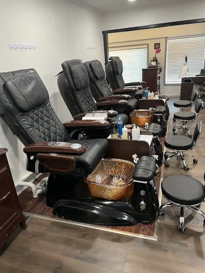 Monroe Nails Inc, a nail salon in Rochester