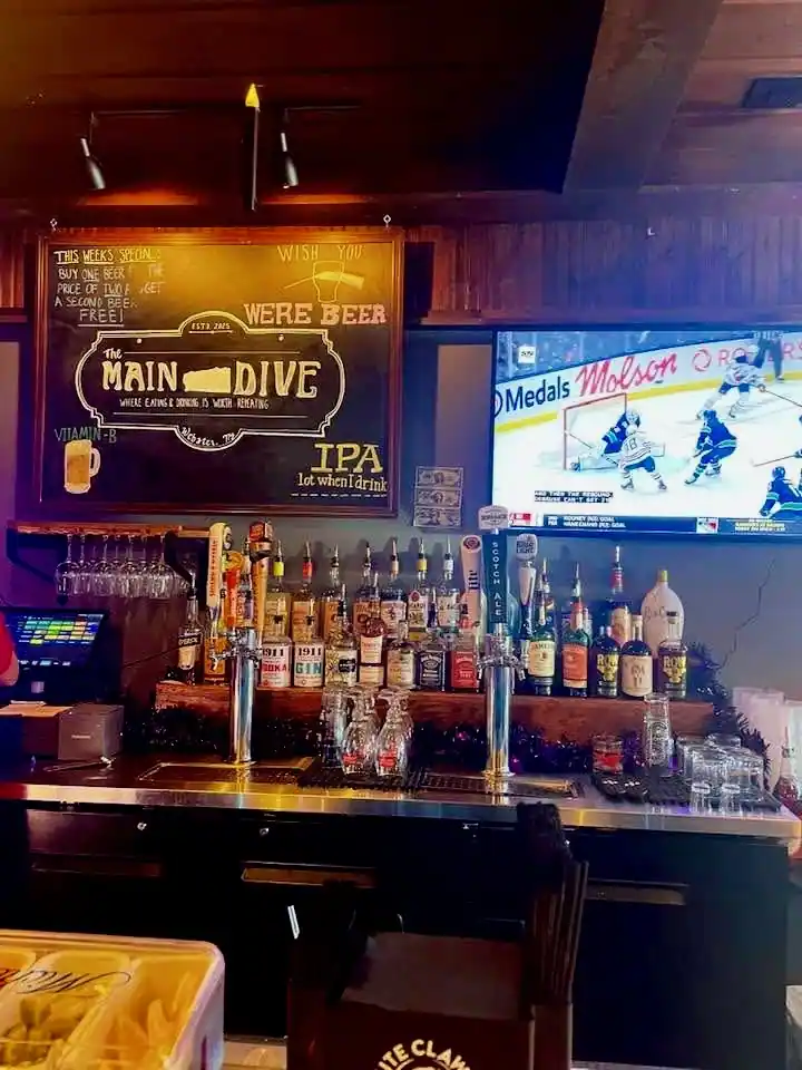 Main Dive, a bar & grill in Webster