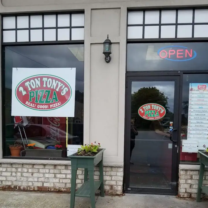2 Ton Tony's Pizza, a pizza restaurant in Rochester